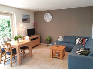 TV - Sommerhaus Klein Wimmenum, Nähe Strand und Dünen by Interhome (Egmond aan den Hoef)