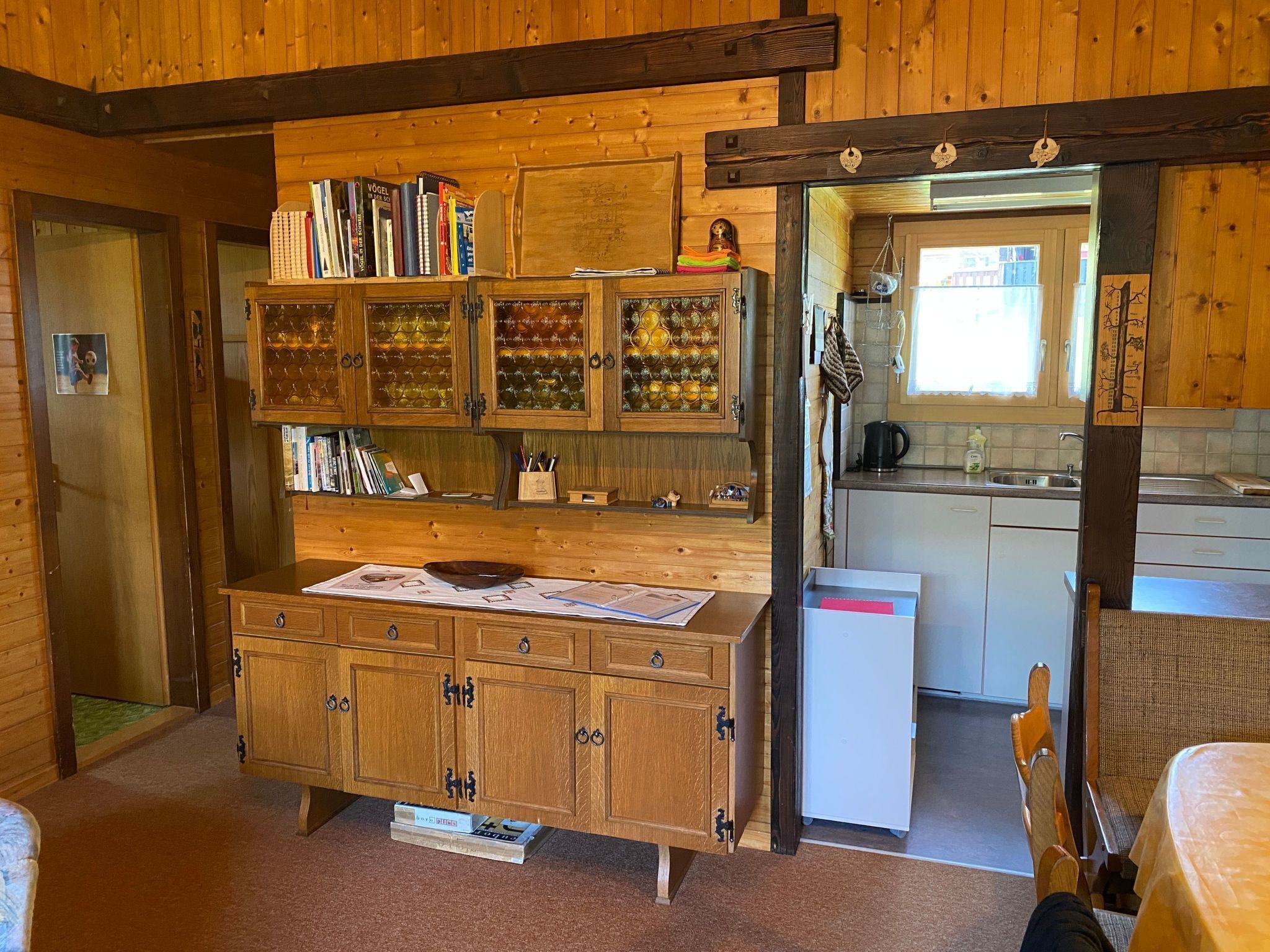 Réfrigérateur, four, batterie de cuisine, vaisselle et ustensiles