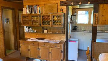 Réfrigérateur, four, batterie de cuisine, vaisselle et ustensiles