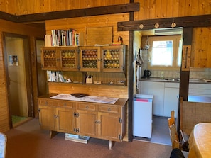 Réfrigérateur, four, batterie de cuisine, vaisselle et ustensiles