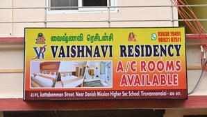 Schild mit Werbung für klimatisierte Zimmer in der Vaishnavi Residency, gelegen in der Kattabomman Straße 43/93, in der Nähe der Danish Mission Higher Sec School, Tiruvannamalai.