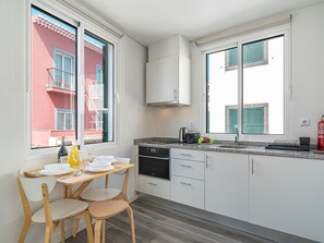 Fridge, microwave, oven, cookware/dishes/utensils - Tanoeiros Wohnung by Interhome (Madeira/Funchal)