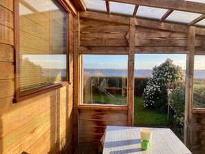 Outdoor dining - Haus Sonnenschein mit Blick auf das Lauwersmeer by Interhome (Anjum)