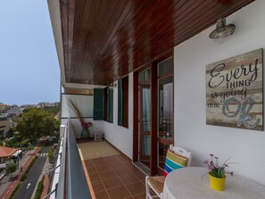 Outdoor dining - Wohnung mit Balkon und Aussicht in São Martinho by Interhome (Madeira/Funchal)