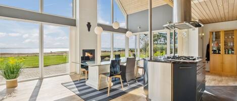 Køleskab, mikrobølgeovn, opvaskemaskine, køkkentøj/tallerkener/redskaber