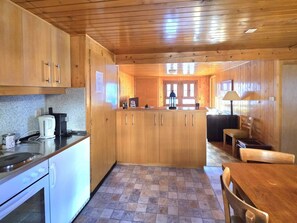 Fridge, oven, cookware/dishes/utensils - Typische Wohnung Le Ver Luisant. Val d'Hérens by Interhome (St-Martin VS)