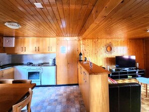 Fridge, oven, cookware/dishes/utensils - Typische Wohnung Le Ver Luisant. Val d'Hérens by Interhome (St-Martin VS)