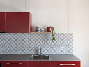 Kühlschrank, Ofen, Geschirrspüler, Kochgeschirr/Geschirr/Besteck