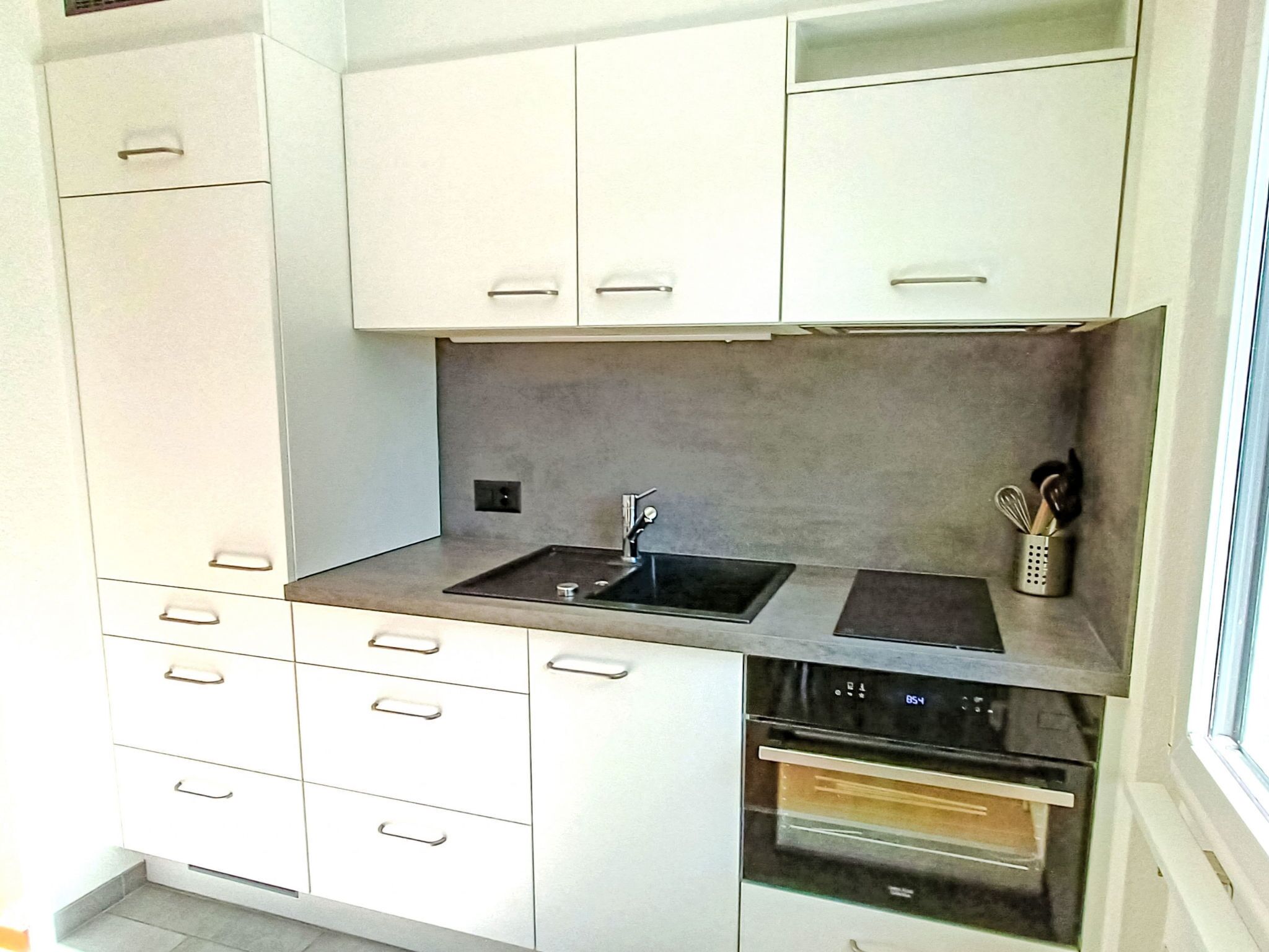 Kühlschrank, Mikrowelle, Kochgeschirr/Geschirr/Besteck
