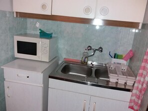 Fridge, microwave, cookware/dishes/utensils - Wohnung in Fonyód mit Garten und Grill by Interhome (Fonyód)