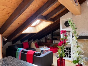 TV, fireplace - Helle und moderne Dachwohnung by Interhome (Aminona)