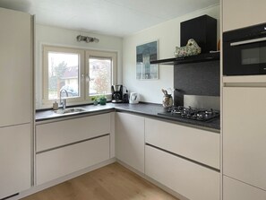 Fridge, microwave, oven, dishwasher - MarBriliante by Interhome (Noordwijk)