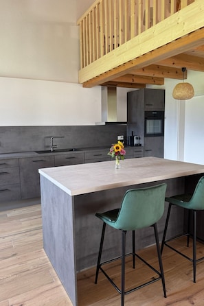 Refrigerador, horno, lavavajillas y utensilios de cocina 