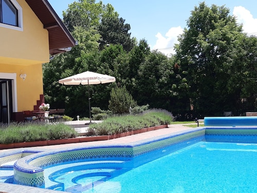 Große Ferienwohnung Hannabella mit Schwimmbad by Interhome
