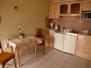 Fridge, microwave, cookware/dishes/utensils - Hevizquelle by Interhome (Heviz - Thermal)