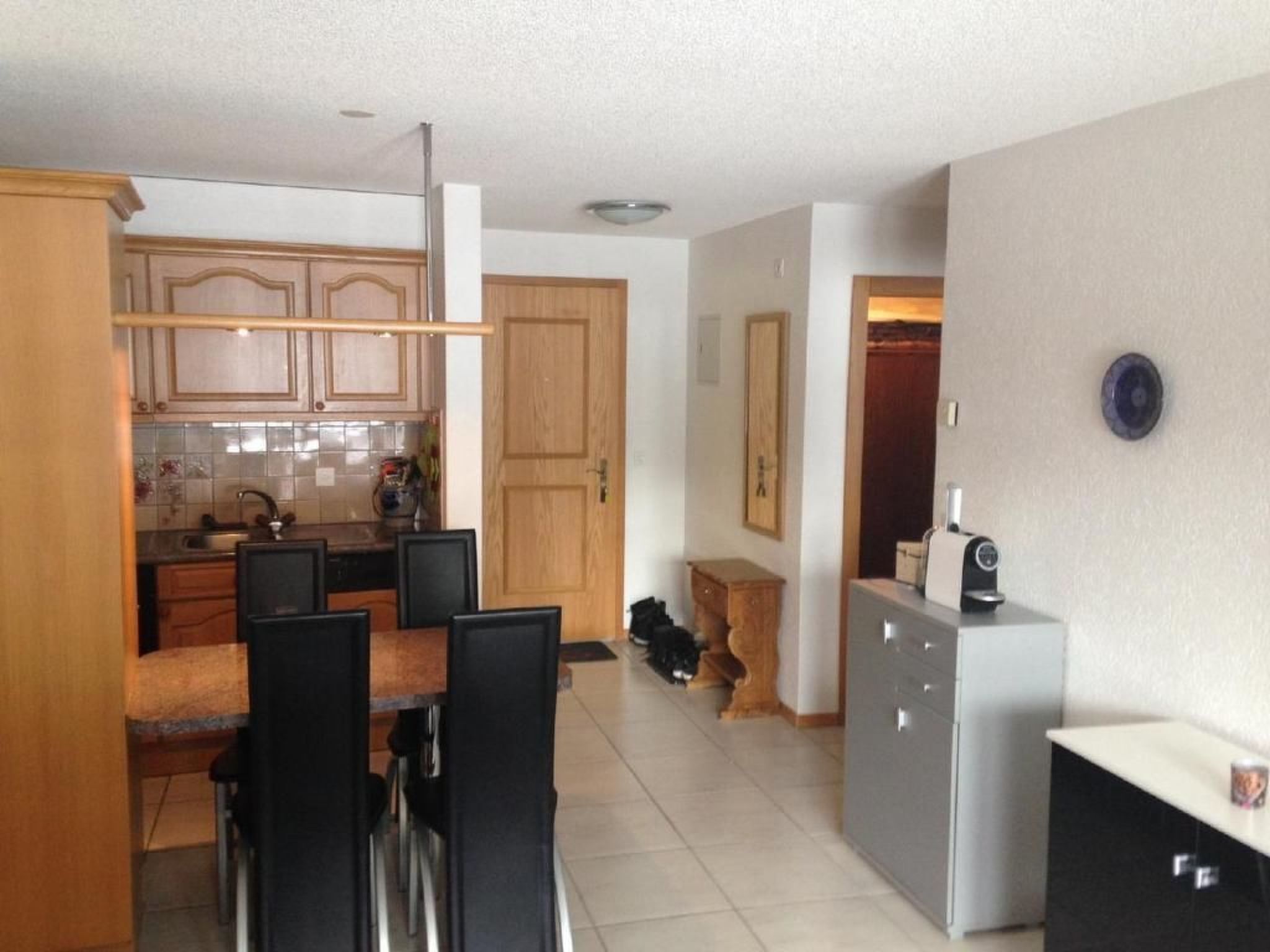 Réfrigérateur, four, batterie de cuisine, vaisselle et ustensiles