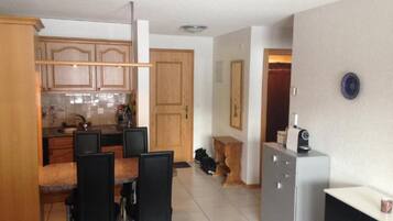 Réfrigérateur, four, batterie de cuisine, vaisselle et ustensiles