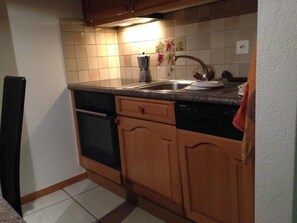 Refrigerador, horno y utensilios de cocina 