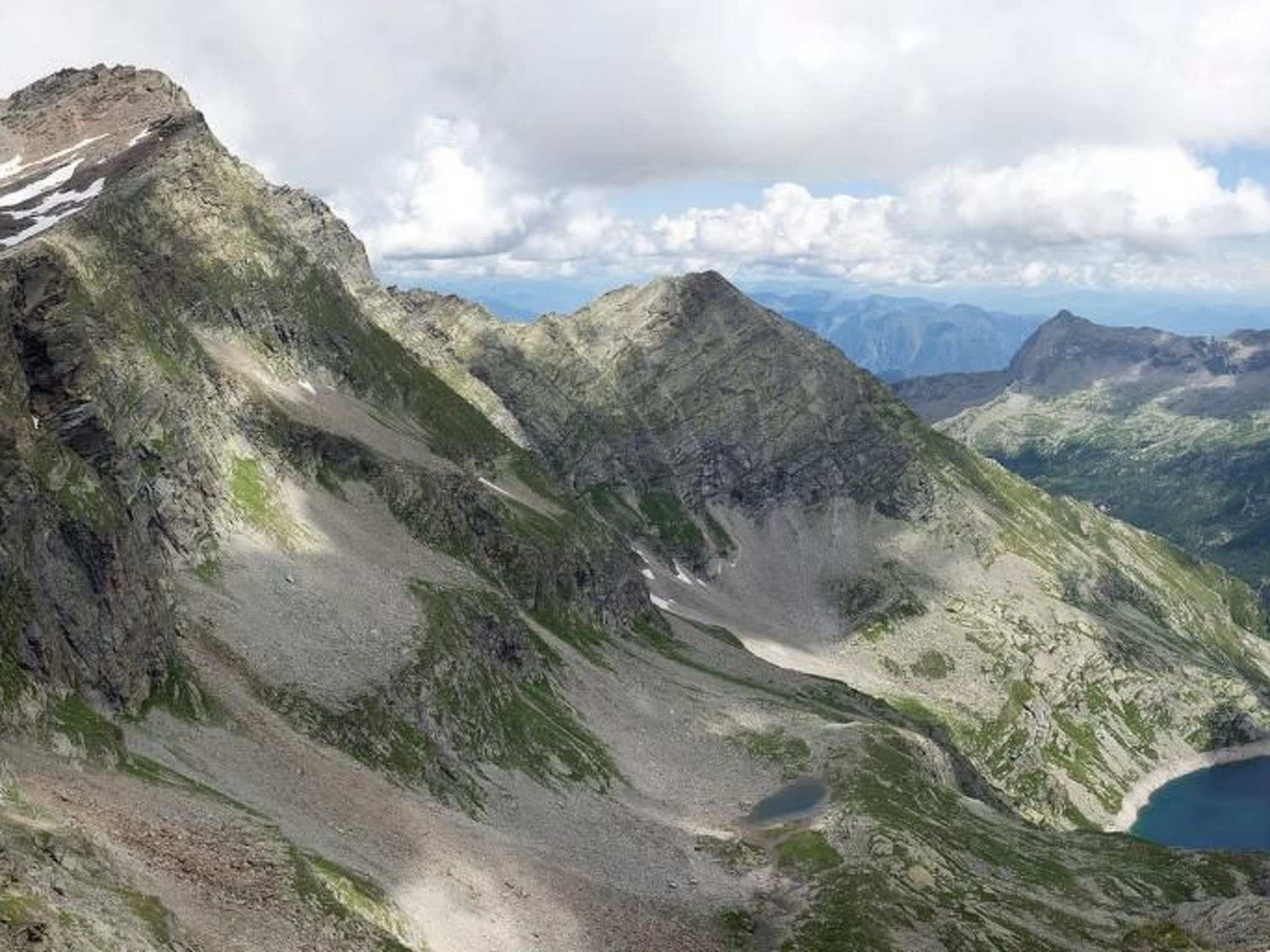 Un paysage montagneux caractérisé par un terrain rocheux et un petit lac.