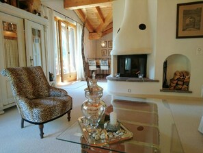 Televisión, chimenea y reproductor de DVD 