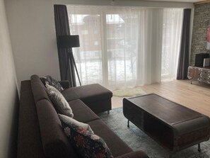 TV - Riverside Astoria 3,5 Parterre-Whg by Interhome (Saas-Fee)