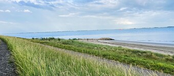 Kleine woning met tuin direct achter de dijk by Interhome