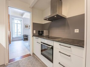 Refrigerador, microondas, horno y utensilios de cocina 