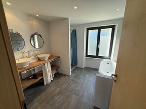 Douche, sèche-cheveux, serviettes fournies, papier toilette