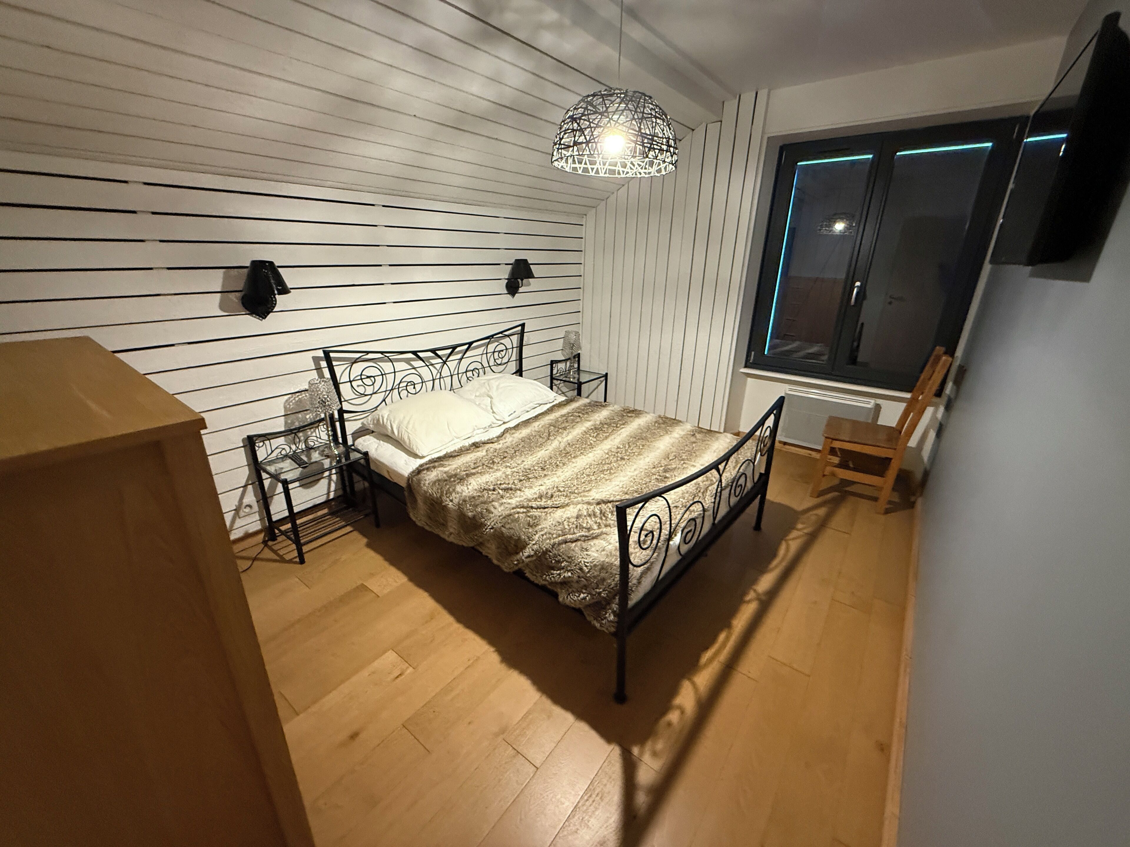 Iron/ironing board, travel crib, WiFi, bed sheets