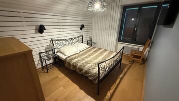 Iron/ironing board, travel crib, WiFi, bed sheets