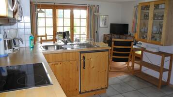 Kühlschrank, Ofen, Kochgeschirr/Geschirr/Besteck