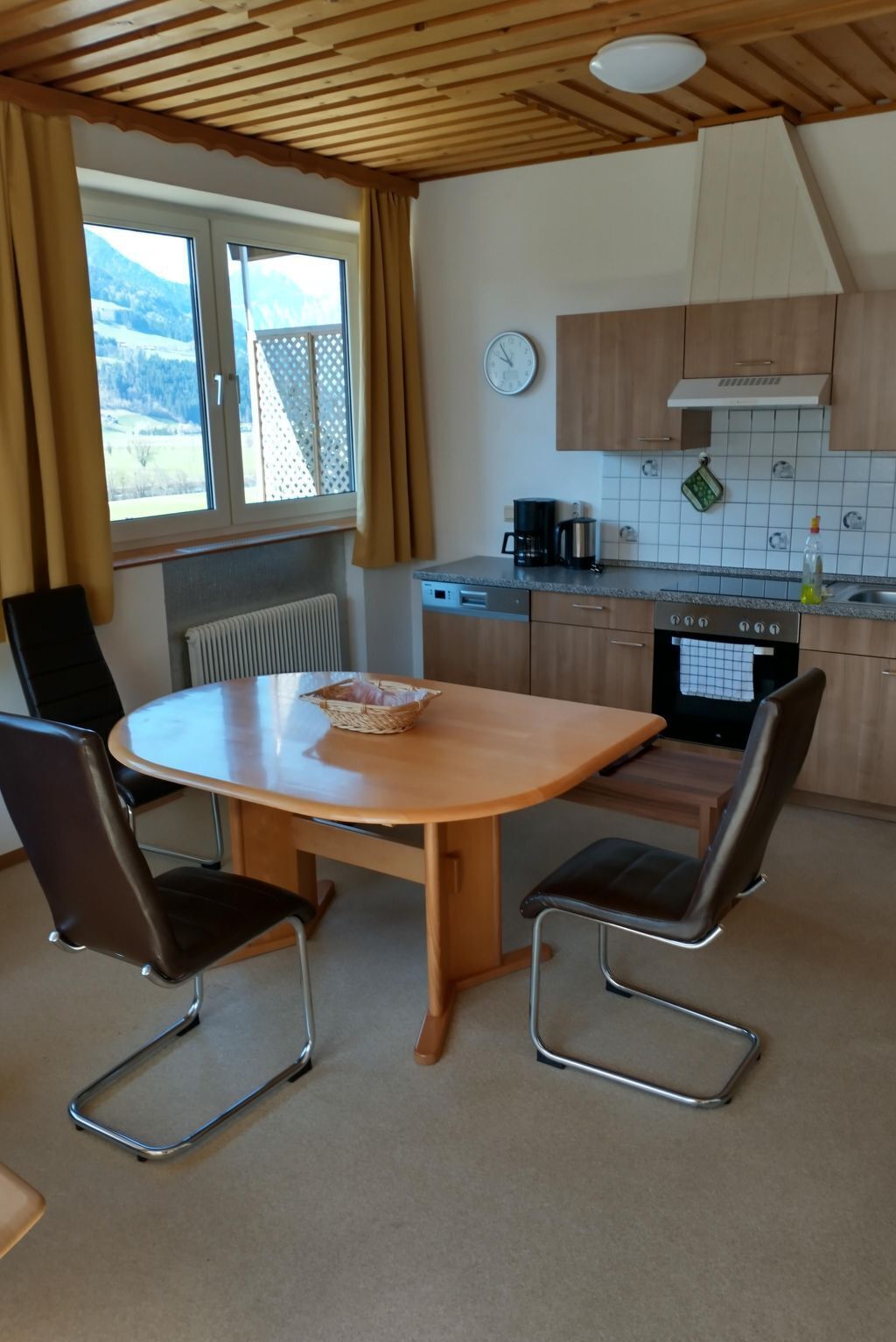 Een koelkast, een oven, een vaatwasser, kookgerei, borden en bestek