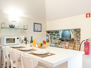 Fridge, microwave, oven, cookware/dishes/utensils - Historische Quinta Vista Mar in Arco T3 by Interhome (Arco da Calheta)