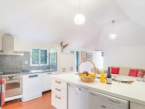Fridge, microwave, oven, cookware/dishes/utensils - Historische Quinta Vista Mar in Arco T3 by Interhome (Arco da Calheta)