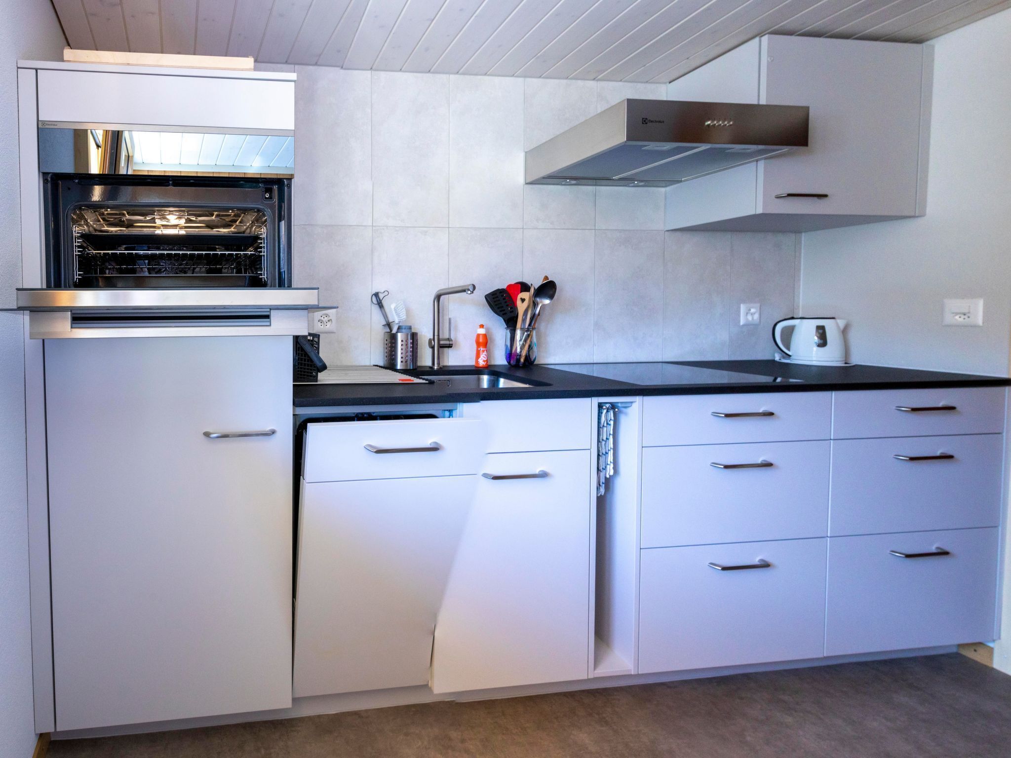 Kühlschrank, Ofen, Geschirrspüler, Kochgeschirr/Geschirr/Besteck