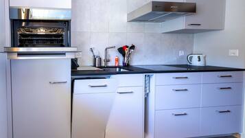 Kühlschrank, Ofen, Geschirrspüler, Kochgeschirr/Geschirr/Besteck