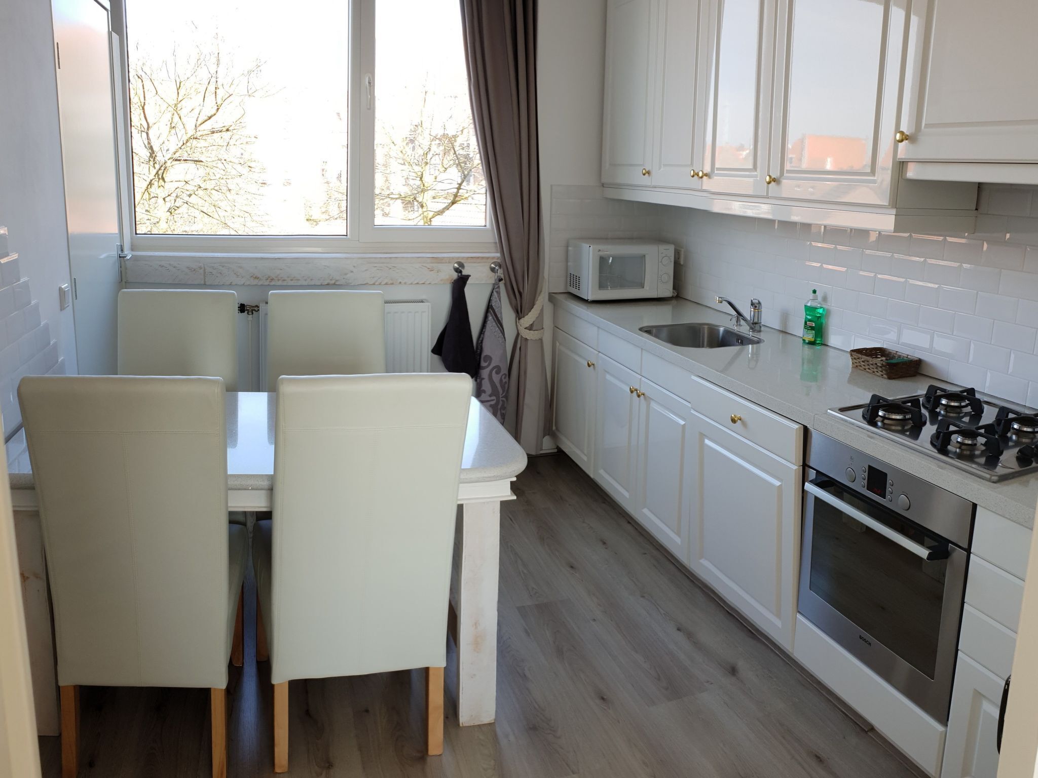 Een koelkast, een magnetron, een oven, een vaatwasser
