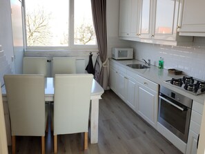 Een koelkast, een magnetron, een oven, een vaatwasser