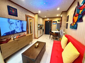 TV, console de videogame, livros, aparelho de som