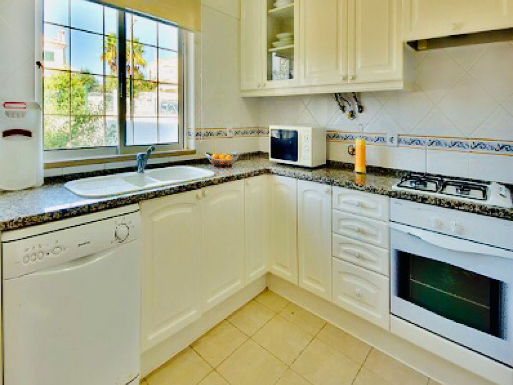 ثلاجة، ميكروويف، فرن، غسالة أطباق