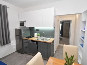 Fridge, microwave, cookware/dishes/utensils - mit privatem Parkplatz by Interhome (Gradac)