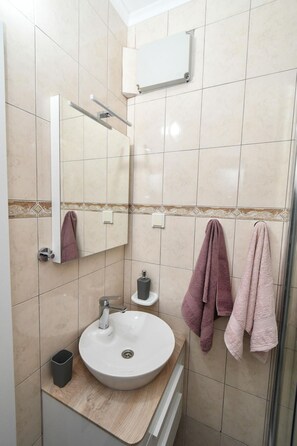 Towels - Apartment mit Terrasse by Interhome (Gradac)