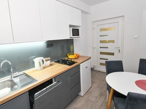 Fridge, microwave, oven, dishwasher - Apartment mit Terrasse by Interhome (Gradac)