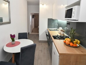 Fridge, microwave, oven, dishwasher - Apartment mit Terrasse by Interhome (Gradac)