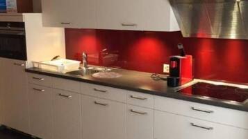 Réfrigérateur, four, batterie de cuisine, vaisselle et ustensiles