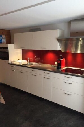 Kühlschrank, Ofen, Kochgeschirr/Geschirr/Besteck