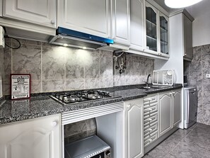 Kühlschrank, Mikrowelle, Geschirrspüler, Kochgeschirr/Geschirr/Besteck