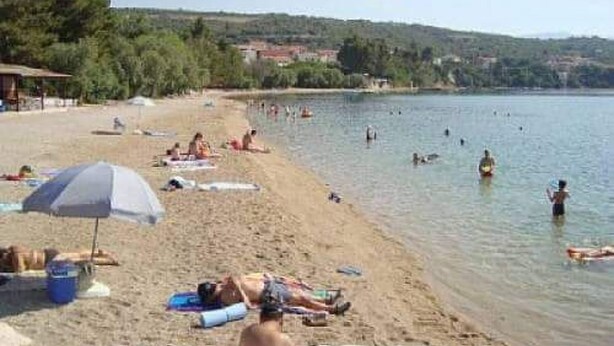 A beach with people sunbathing and swimming. - Angenehmes Haus in Posedarje mit großem Garten by Interhome (Posedarje)