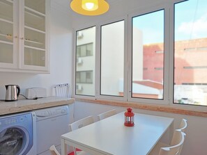 Fridge, microwave, oven, dishwasher - Liverpool Antic by Interhome (Lisbon)