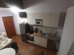 Kühlschrank, Mikrowelle, Ofen, Geschirrspüler